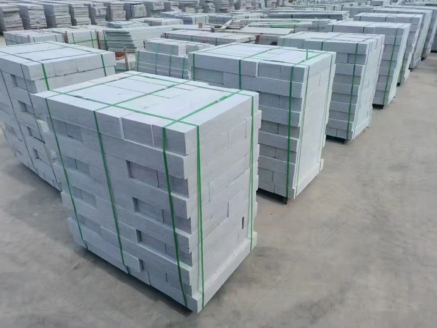 地面鋪裝芝麻灰花崗巖火燒板防滑性能與維護(hù)(圖2)